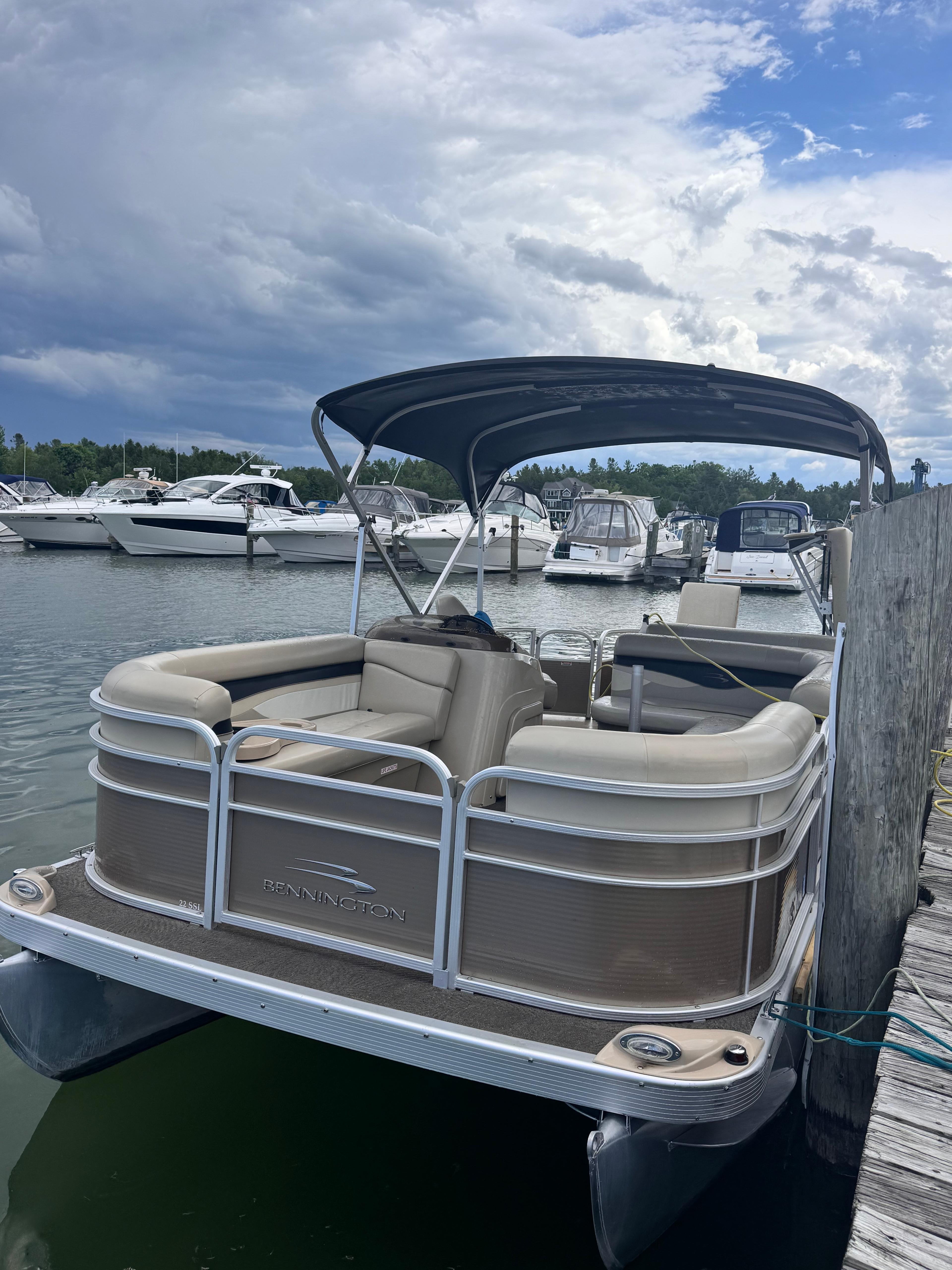 Family enjoying pontoon rental